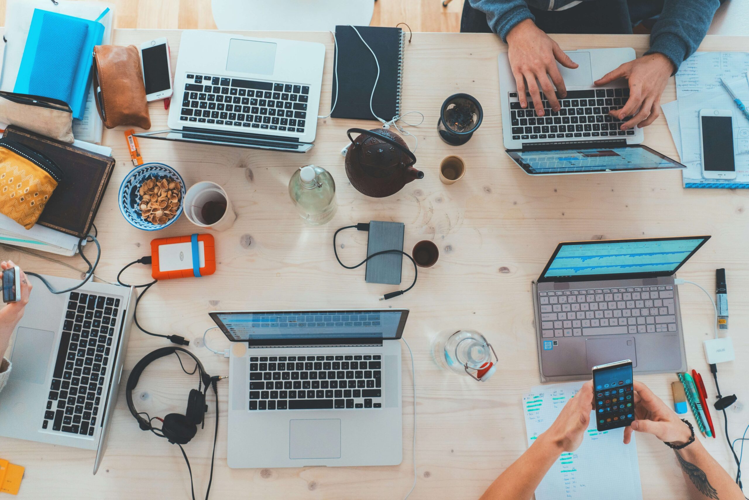 Reunión de revisión de métricas de marketing digital con varias personas frente a un dashboard