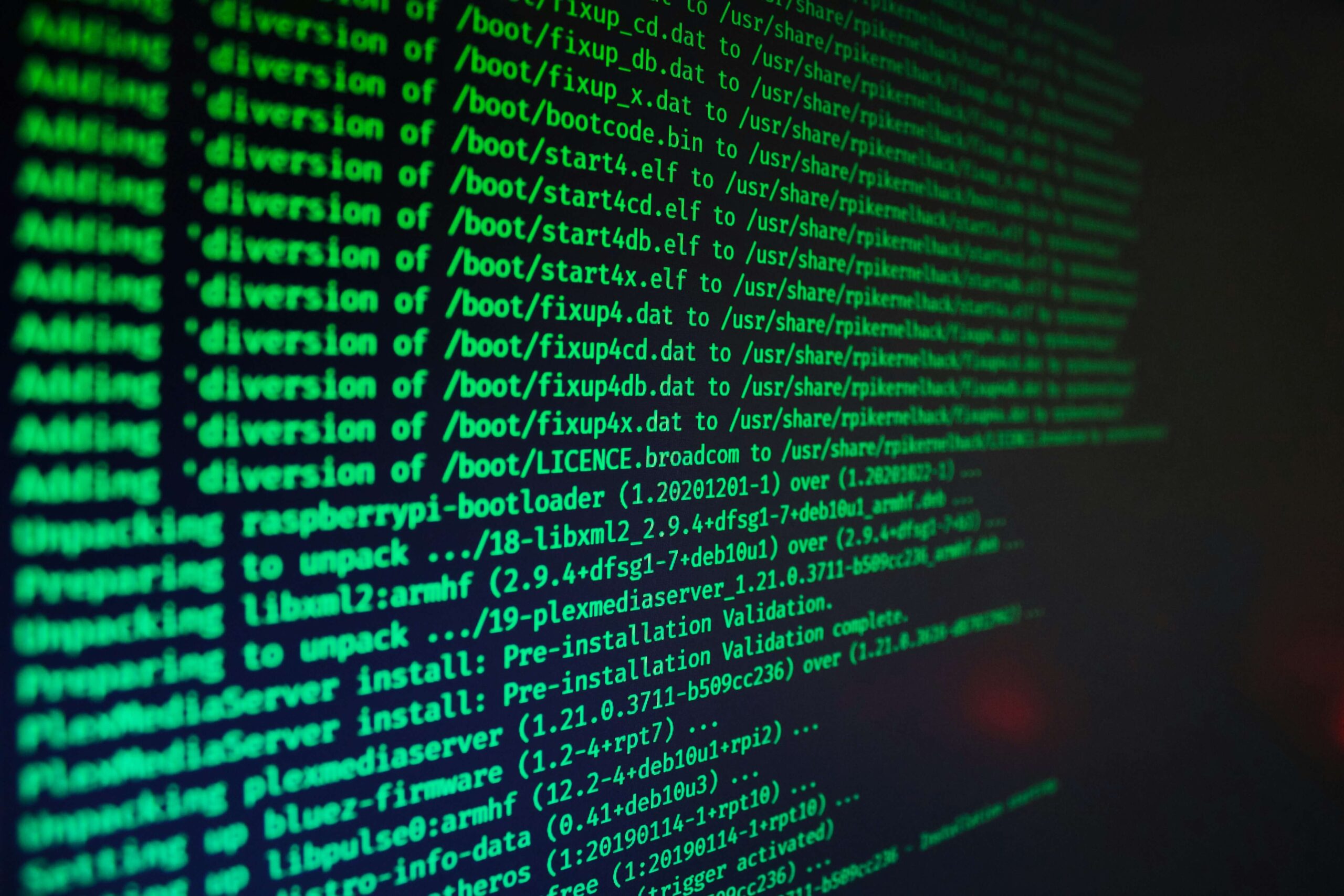 Terminal mostrando comandos de instalación de N8N en un servidor