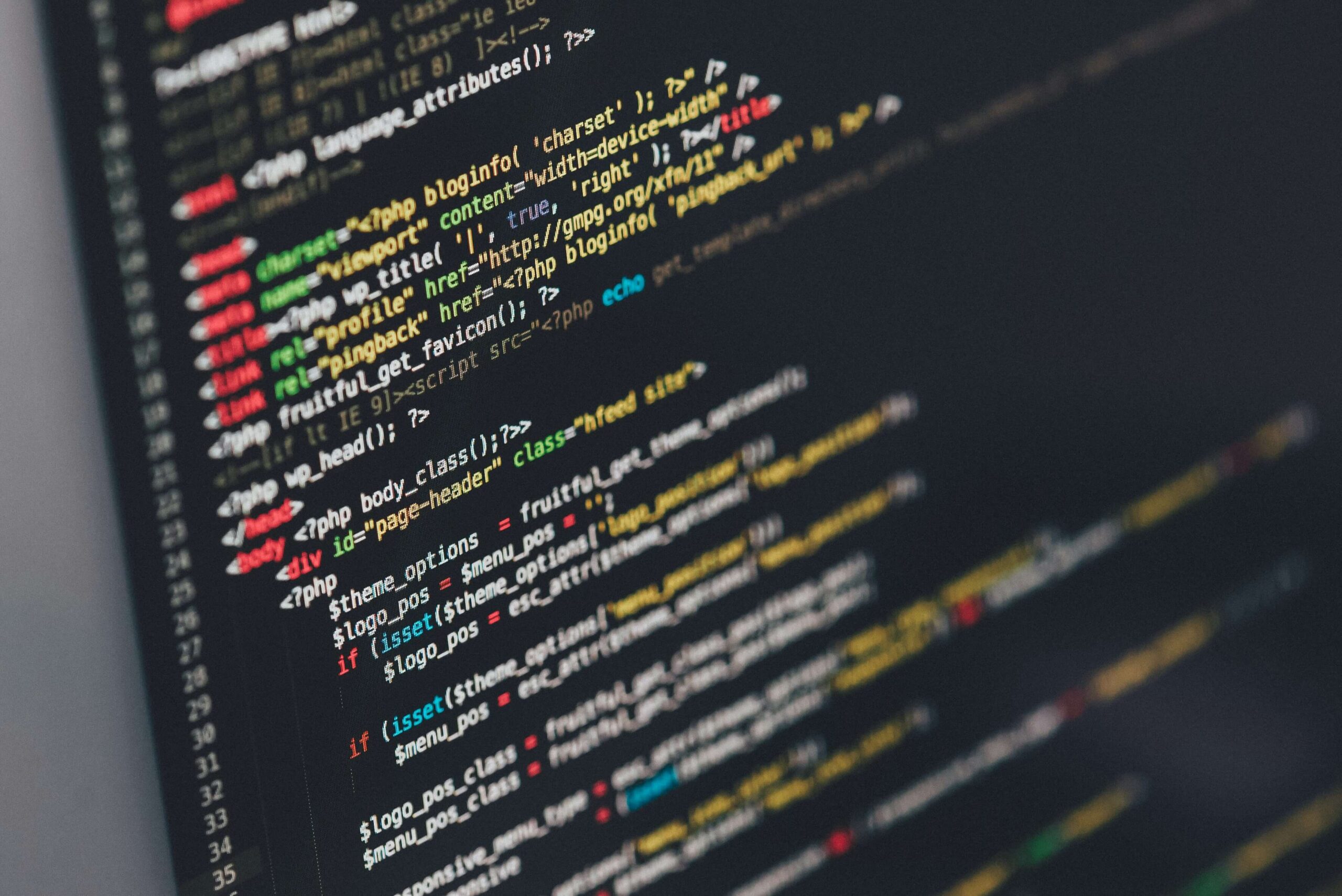 Pantalla con código de programación mostrando schema markup y optimización técnica