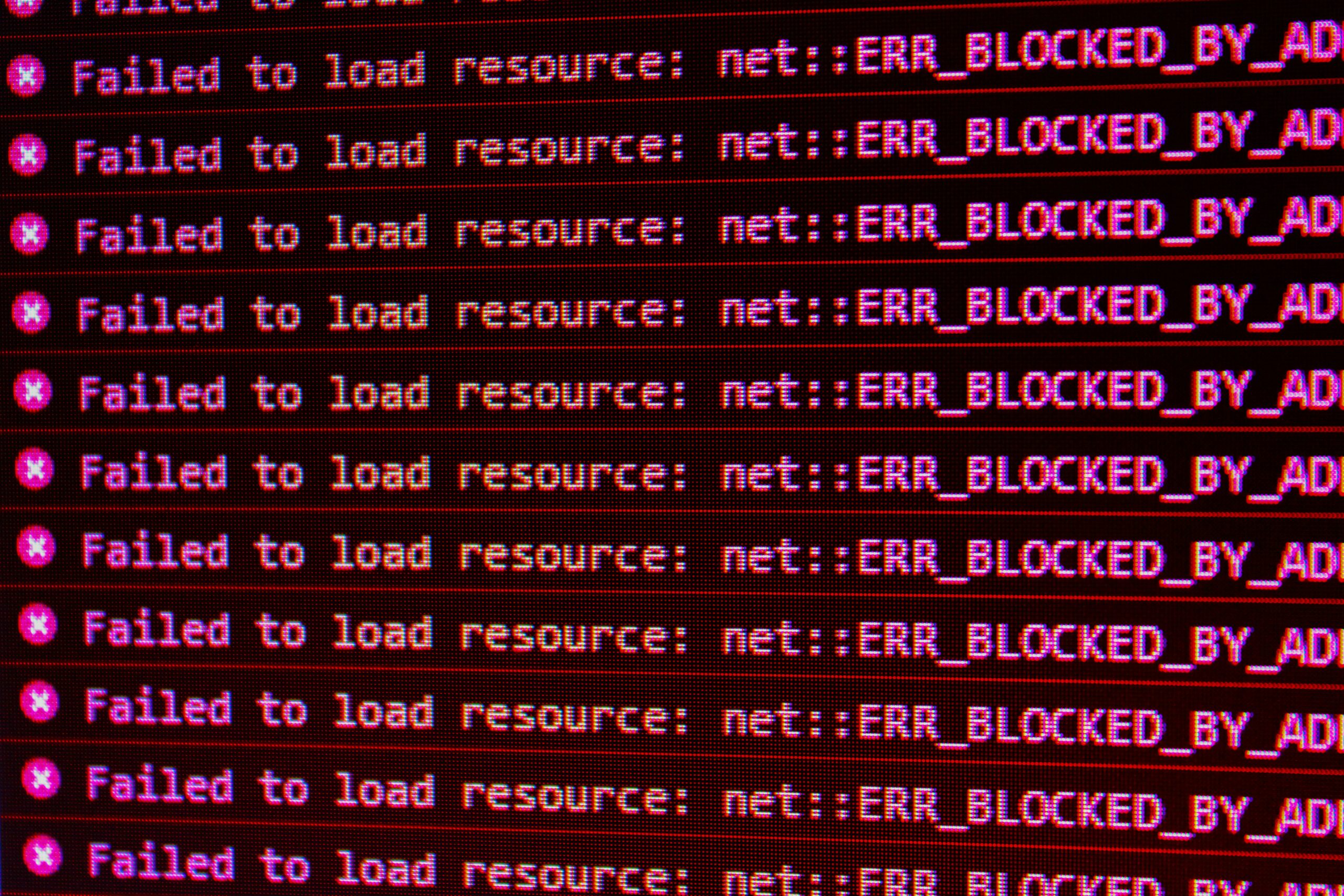 Pantalla mostrando un aviso de error sobre fondo rojo