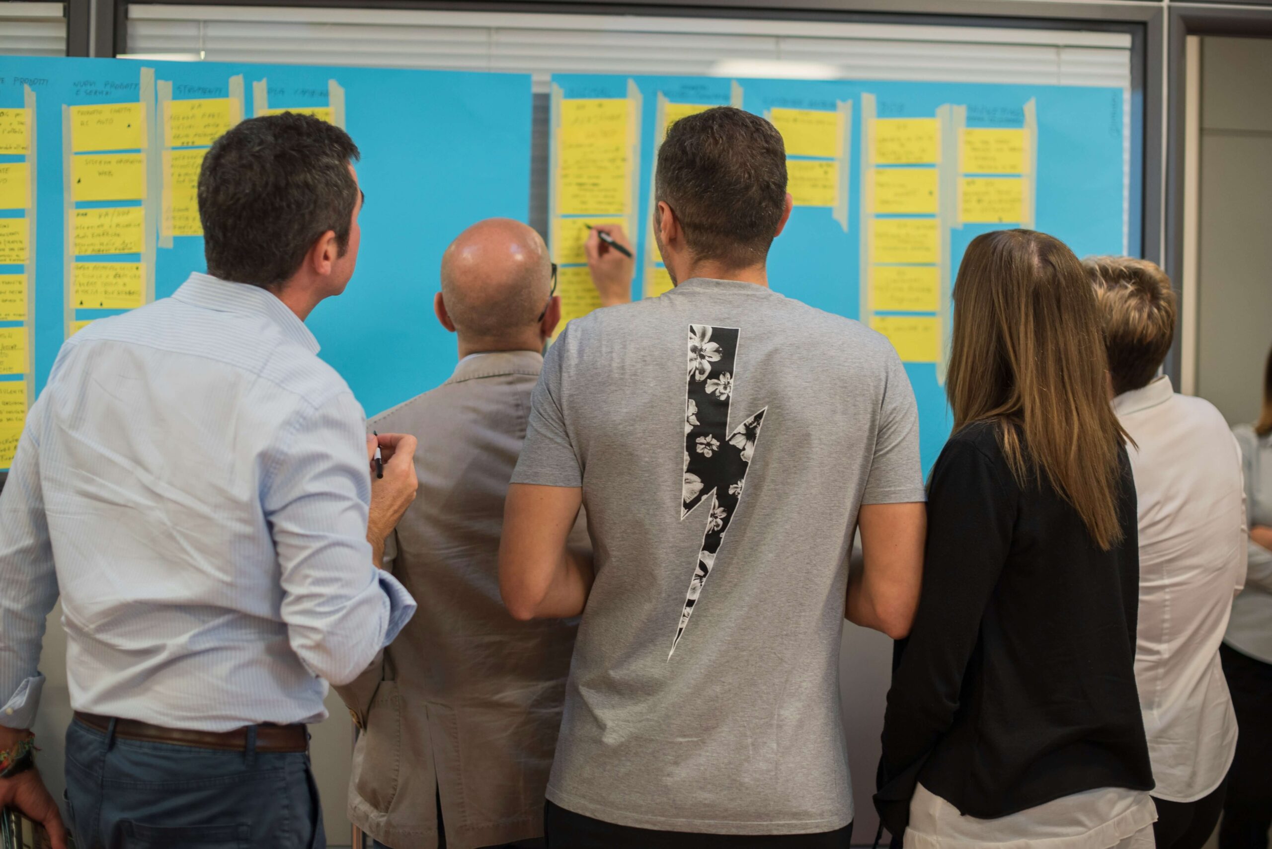 Equipo planificando una estrategia de integración de inteligencia artificial en una reunión