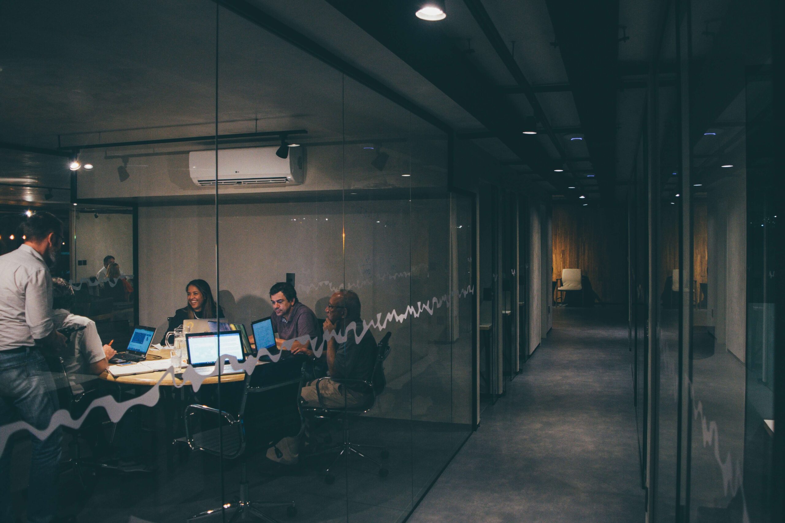 Equipo de marketing y ventas analizando datos de leads en una reunión