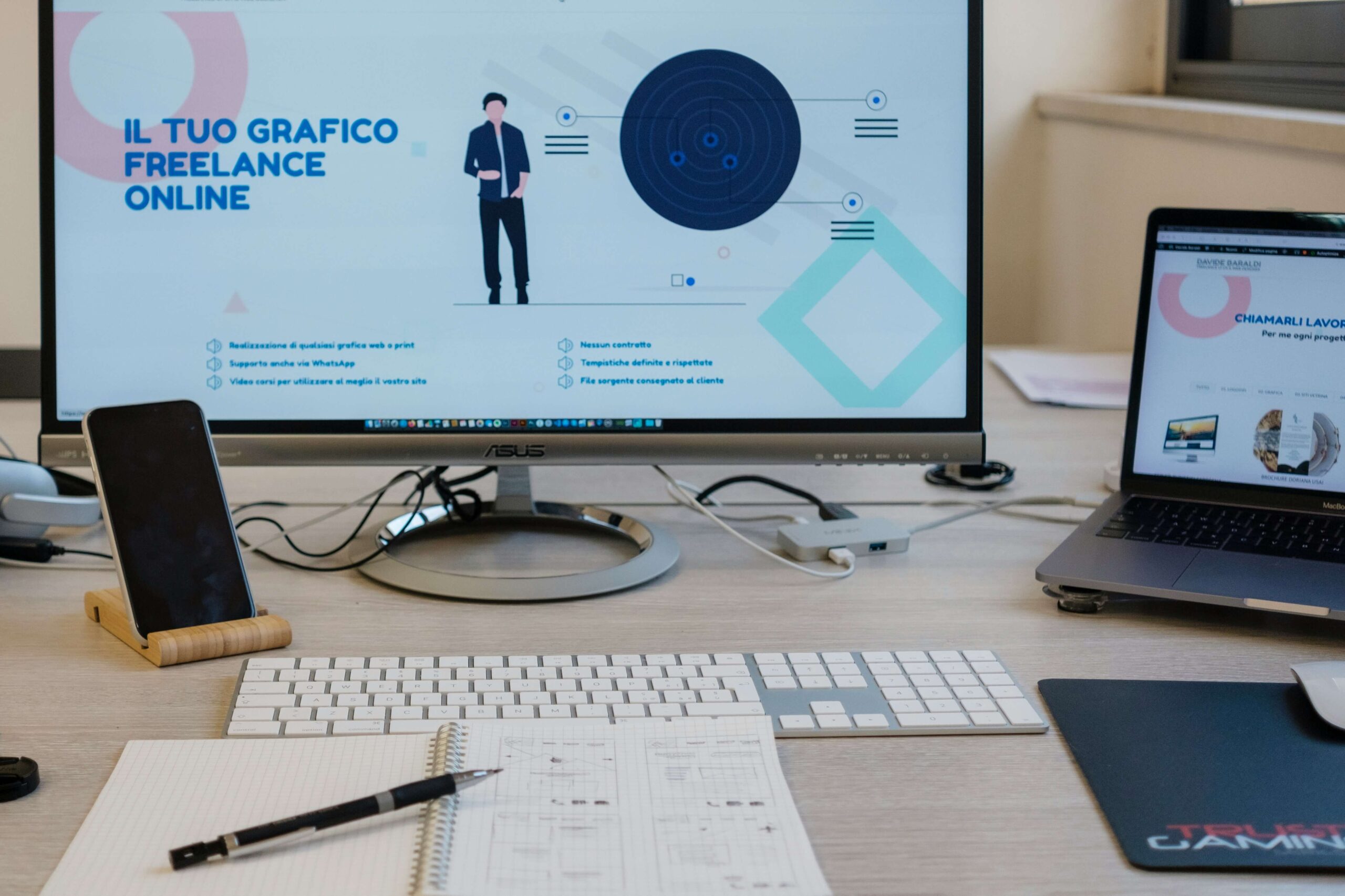 Especialista de marketing digital trabajando frente a varios monitores con datos de visibilidad