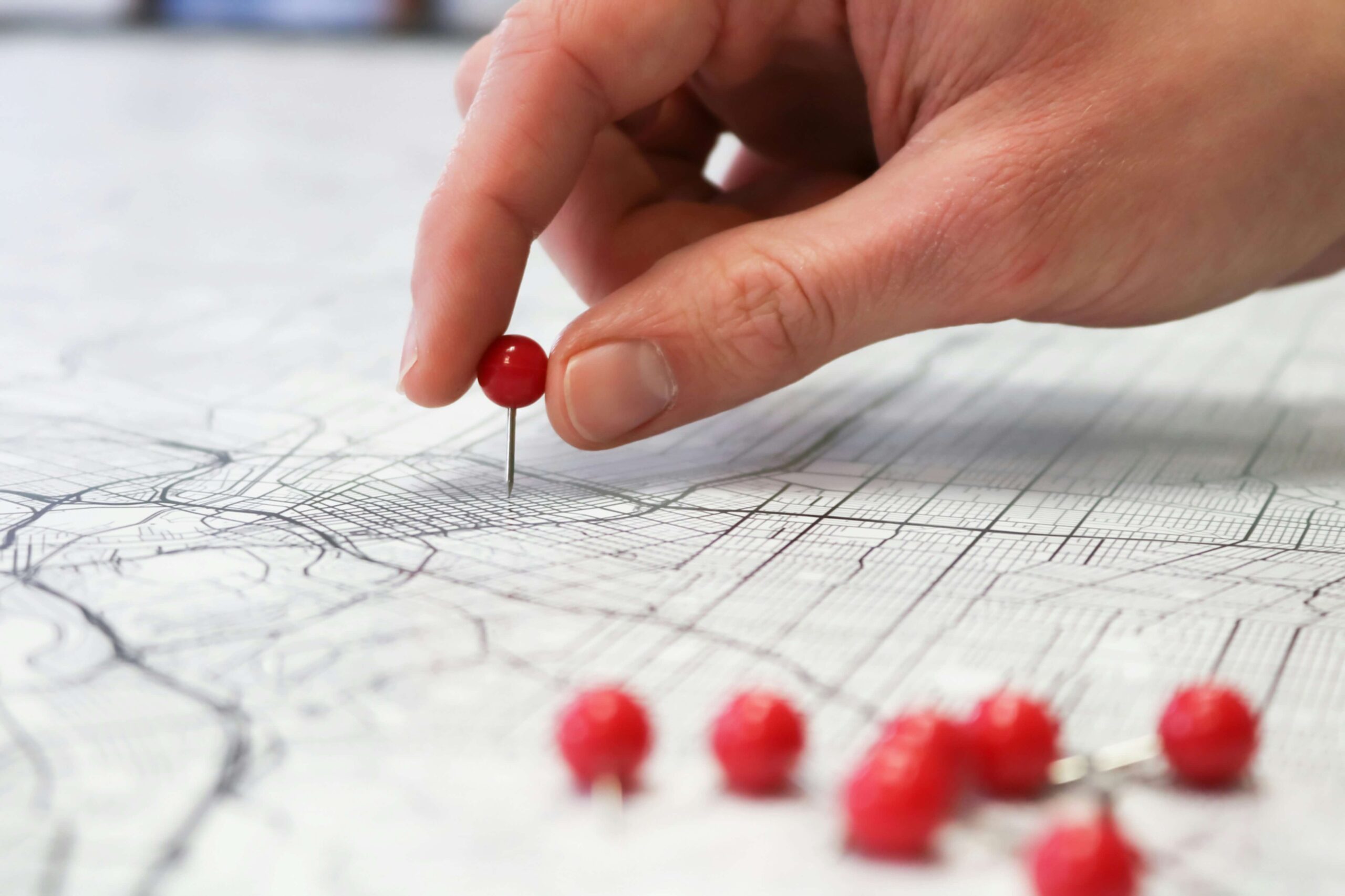 Pin de geolocalización sobre mapa urbano