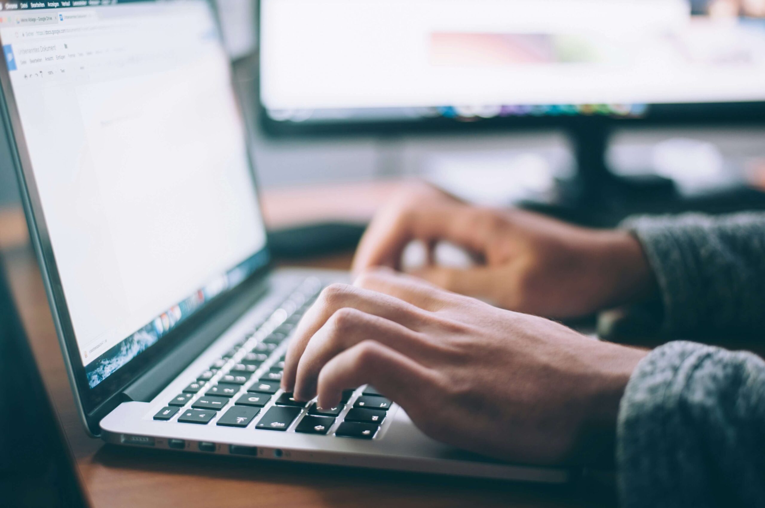 Persona planificando estrategia de contenido SEO en su laptop