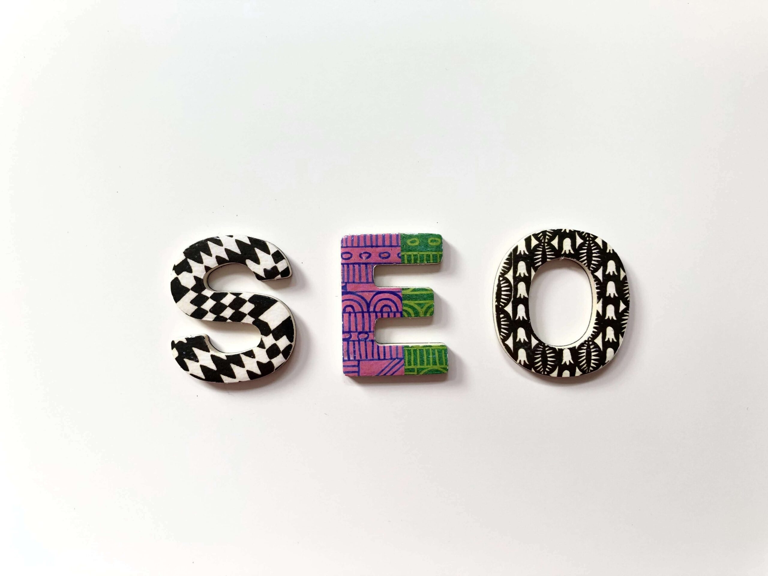 Dashboard técnico con código y métricas SEO