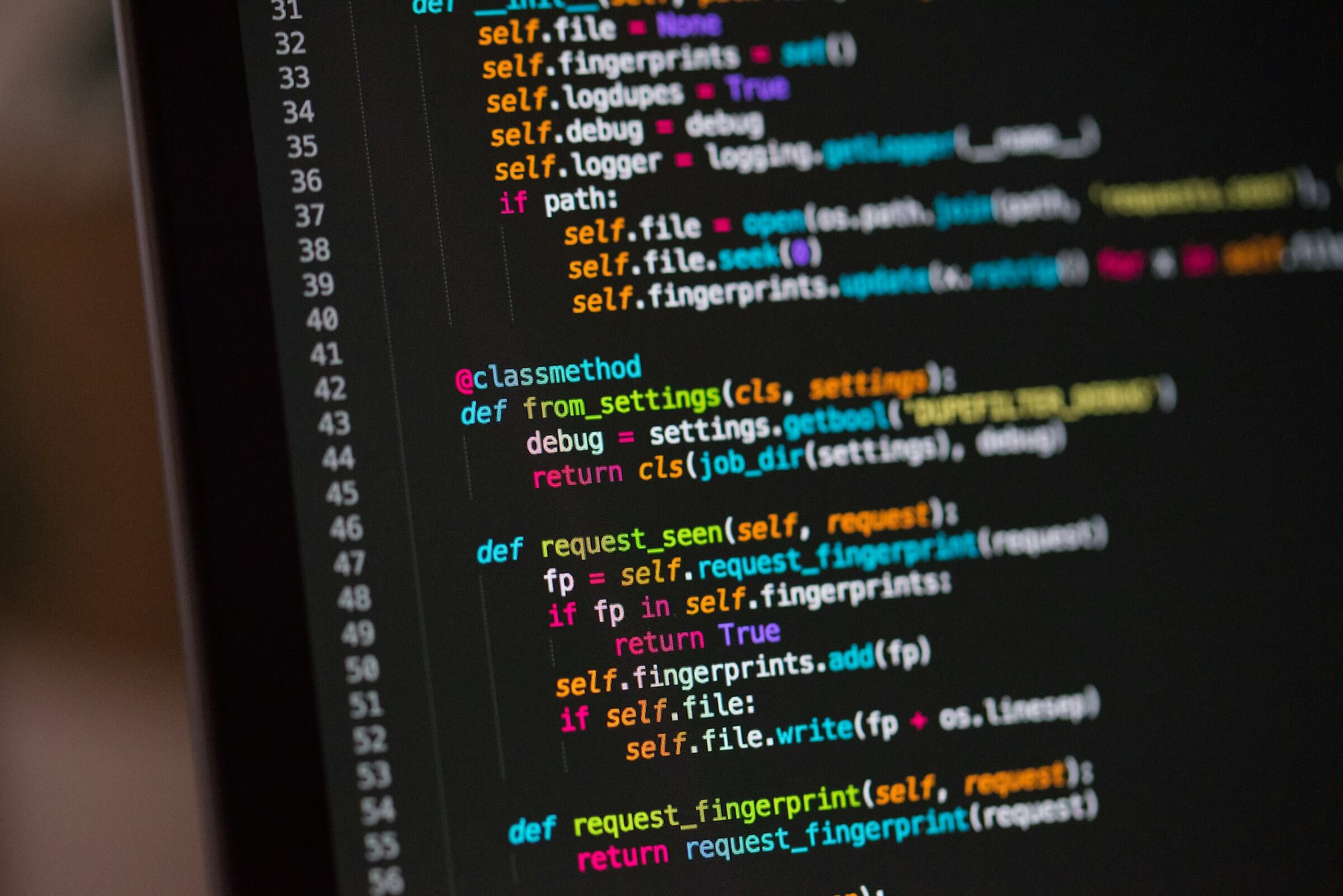 Editor de código mostrando datos estructurados en JSON-LD